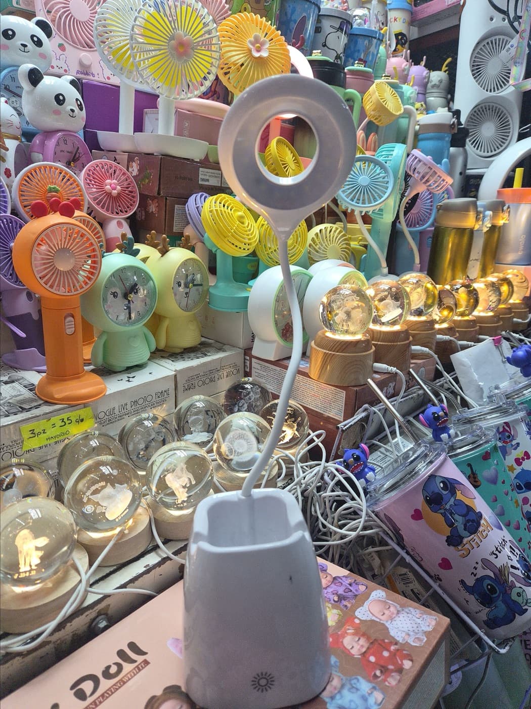 Lámpara de escritorio blanca con aro LED, cuello flexible y portaplumas