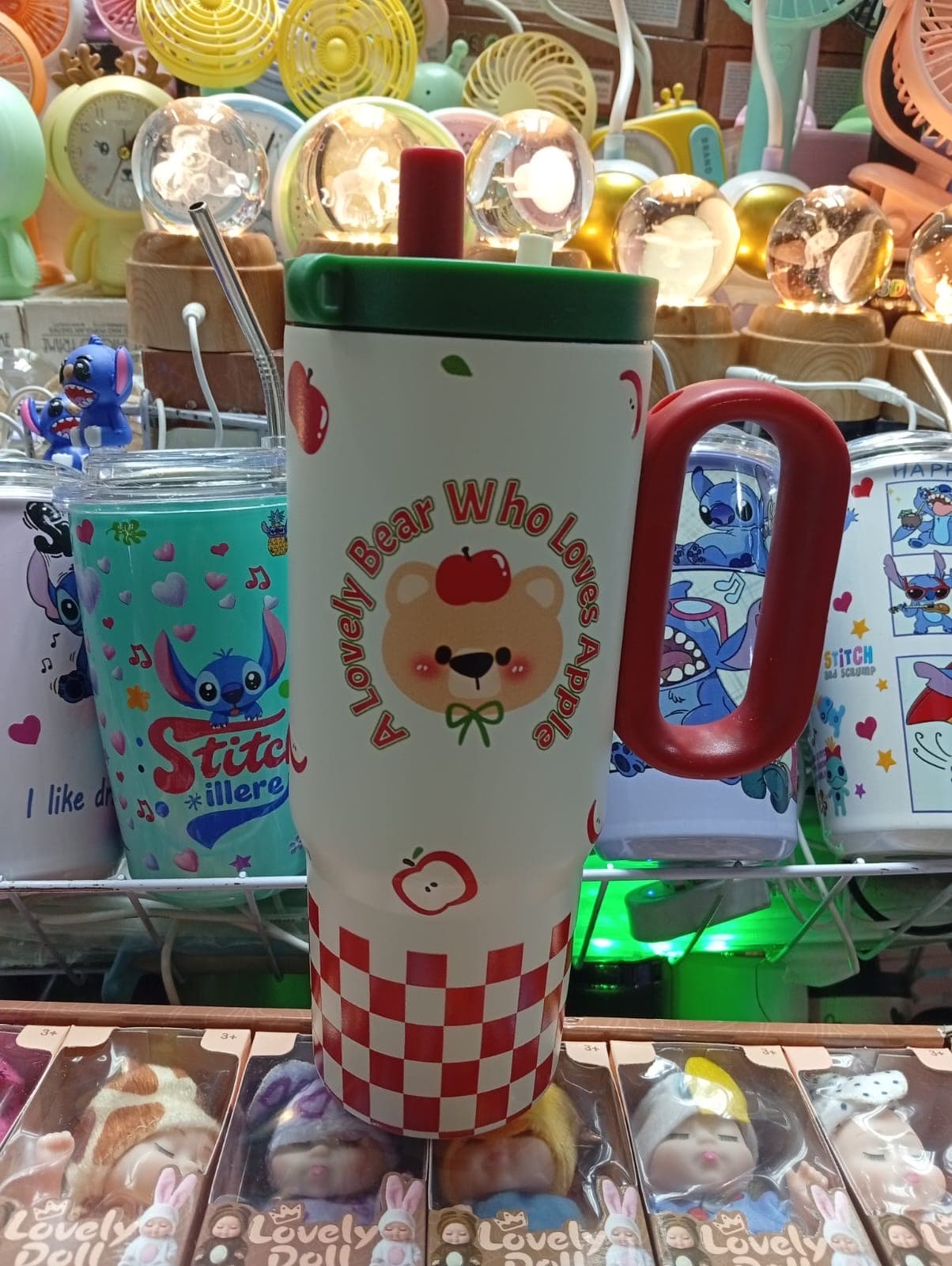 Termo jumbo blanco con asa roja, popote y diseño de osito con manzanas