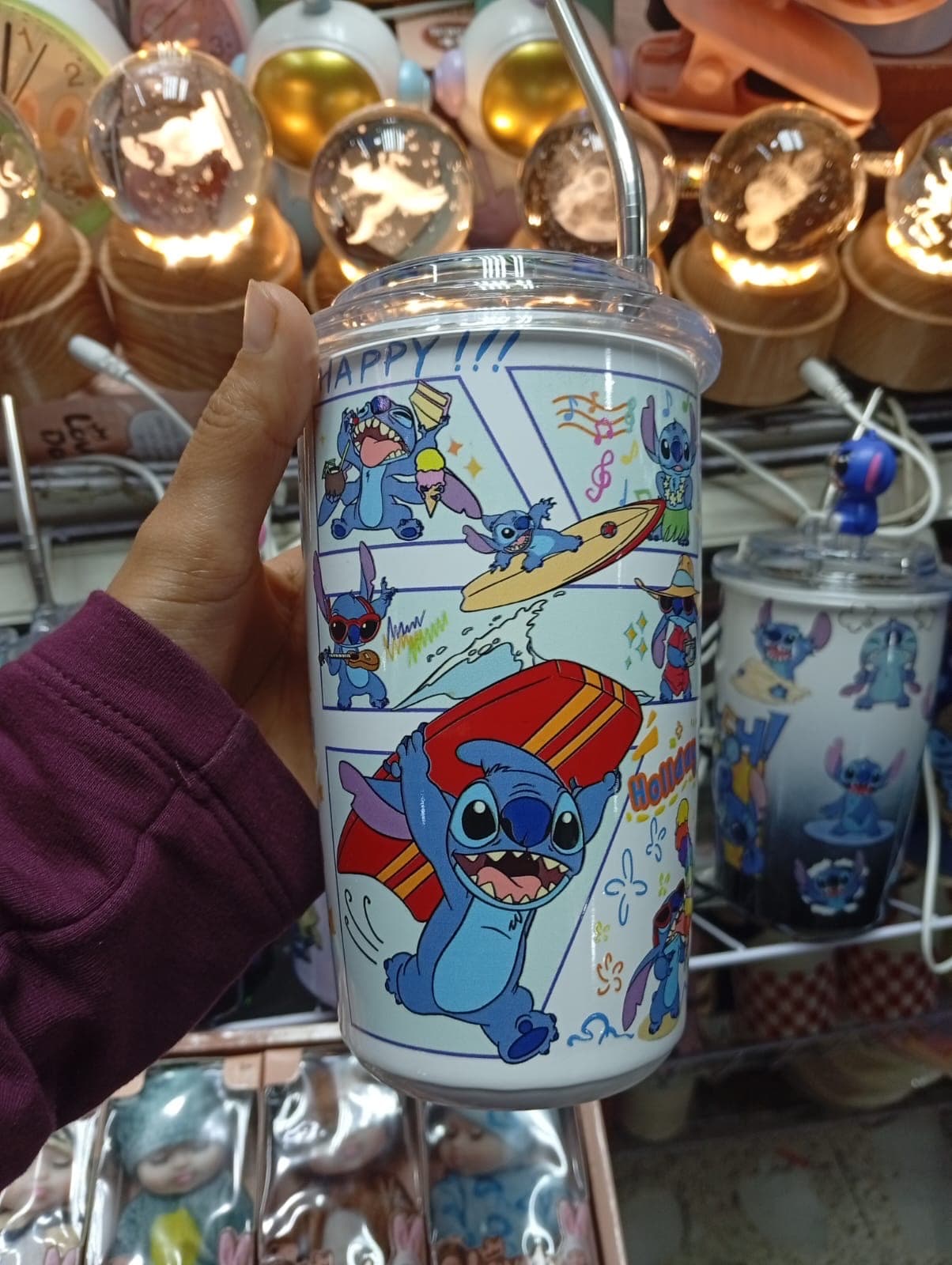 Vaso blanco con tapa transparente, popote metálico y estampado de Stitch