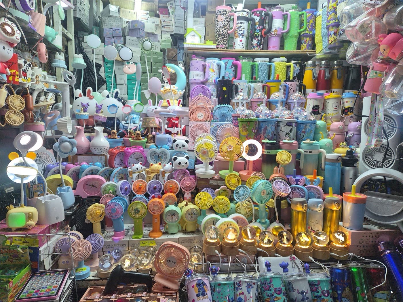 Mostrador de Comercializadora Farad lleno de termos, vasos, lámparas, ventiladores y novedades de importación